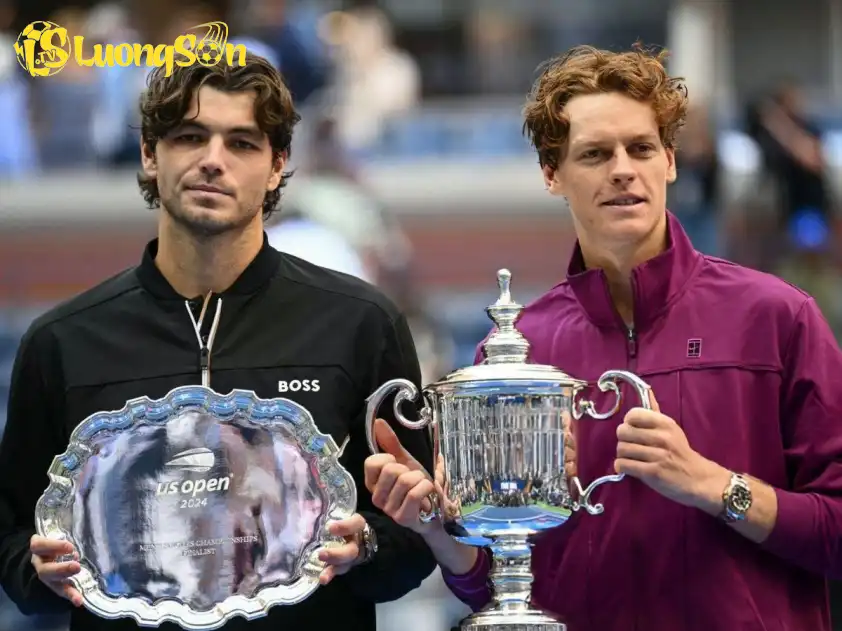 Jannik Sinner (phải) và Taylor Fritz - đương kim vô địch và á quân US Open Jannik Sinner (phải) và Taylor Fritz - đương kim vô địch và á quân US Open