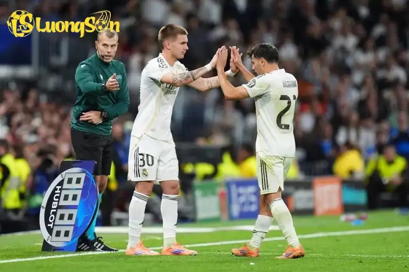HLV Xabi Alonso sẽ phải cân nhắc giữa Brahim Diaz và Mastantuono (Ảnh: UEFA) HLV Xabi Alonso sẽ phải cân nhắc giữa Brahim Diaz và Mastantuono