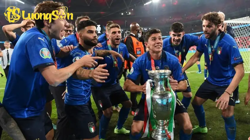 Ít ai ngờ được rằng chỉ 9 tháng sau khoảnh khắc này, Italia lại thất bại trong việc giành vé đến Qatar Ít ai ngờ được rằng chỉ 9 tháng sau khoảnh khắc này, Italia lại thất bại trong việc giành vé đến Qatar
